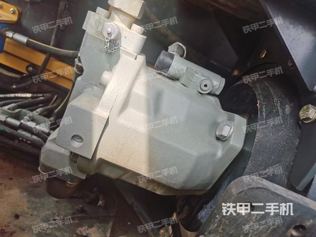 液压泵舱室正面整体（整机外观）