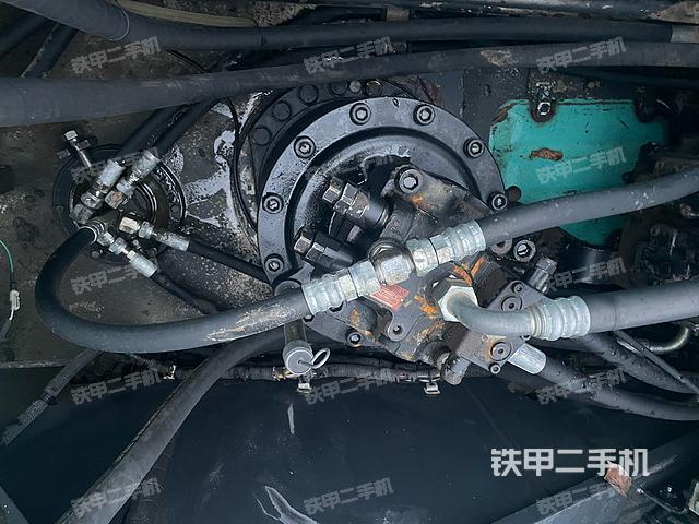 回转马达和主控阀（整机外观）