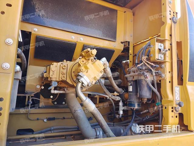 液压泵舱室正面整体（整机外观）