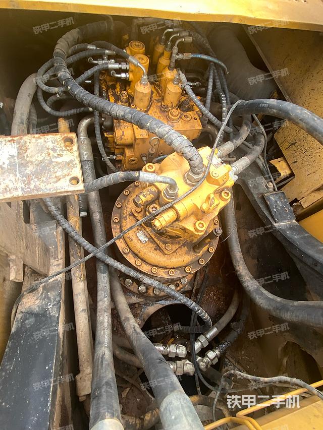 回转马达和主控阀（整机外观）