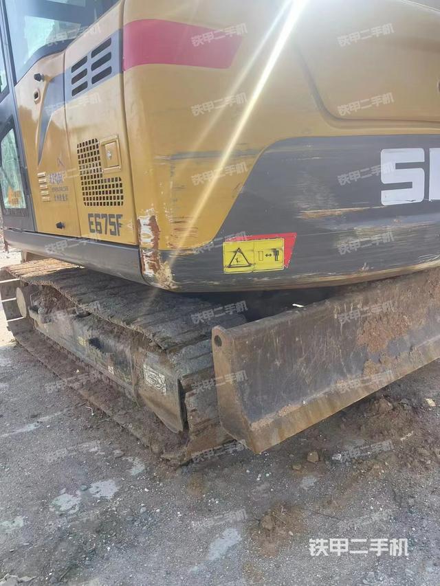 驾驶室顶部（整机外观）