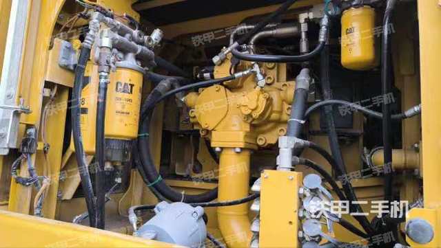 液压泵舱室正面整体（整机外观）