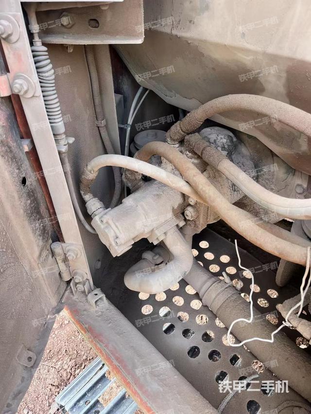 液压泵舱室正面整体（整机外观）