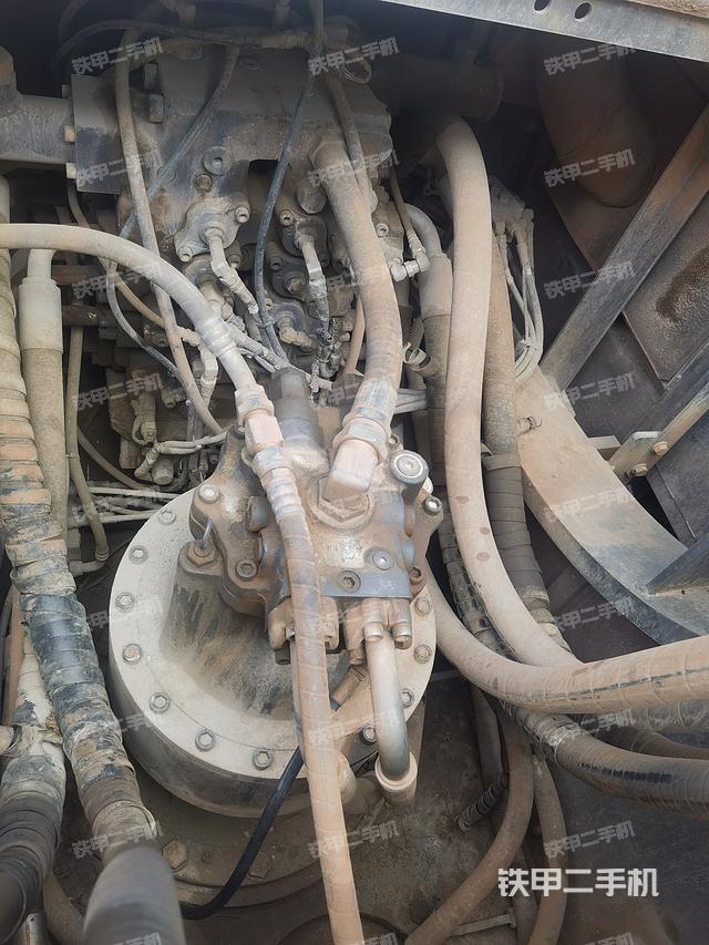 回转马达和主控阀（整机外观）