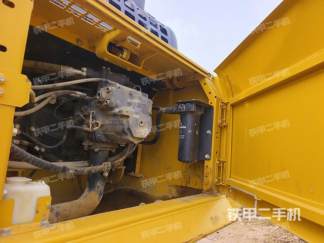 液压泵舱室正面整体（整机外观）