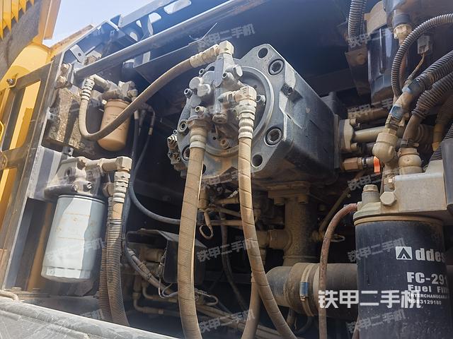 液压泵舱室正面整体（整机外观）