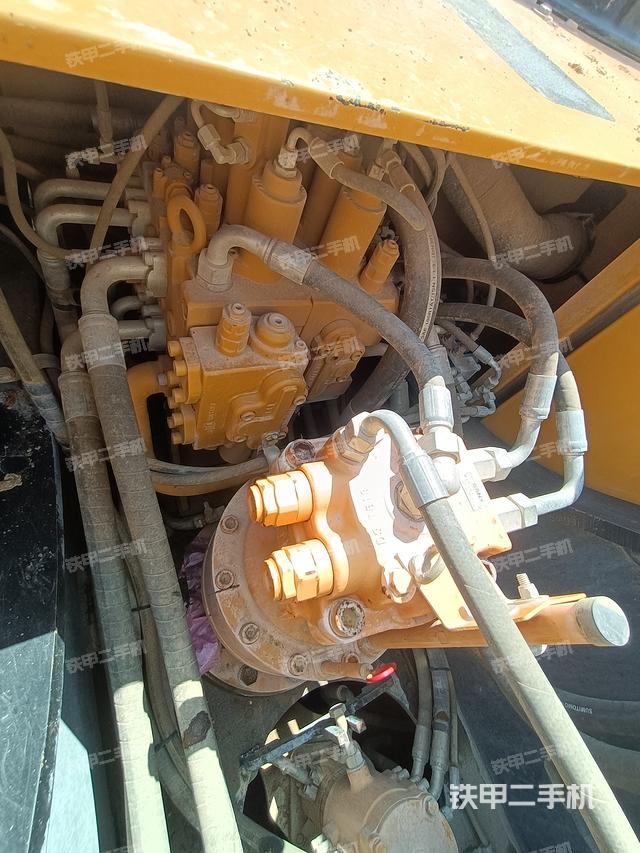 回转马达和主控阀（整机外观）