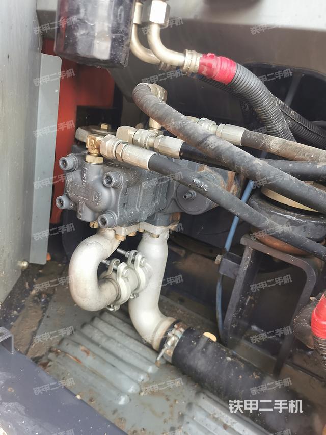 液压泵舱室正面整体（整机外观）