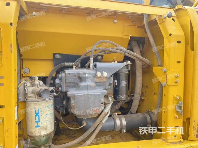 液压泵舱室正面整体（整机外观）