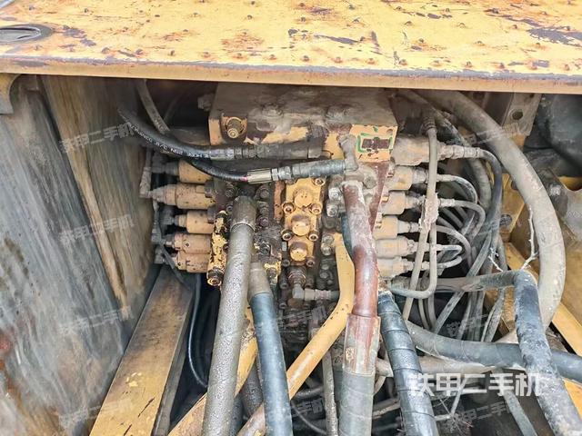 回转马达和主控阀（整机外观）