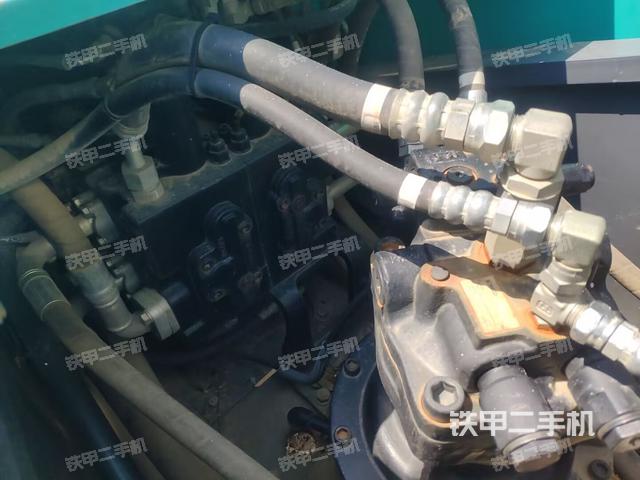 回转马达和主控阀（整机外观）