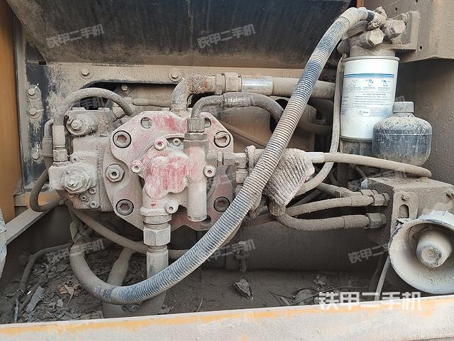 液压泵舱室正面整体（整机外观）