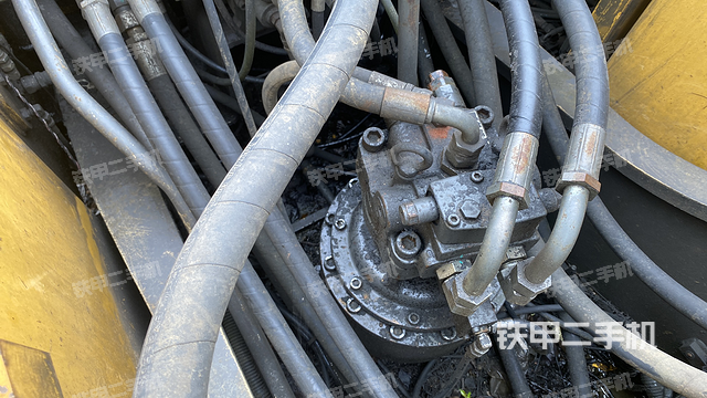 回转马达和主控阀（整机外观）