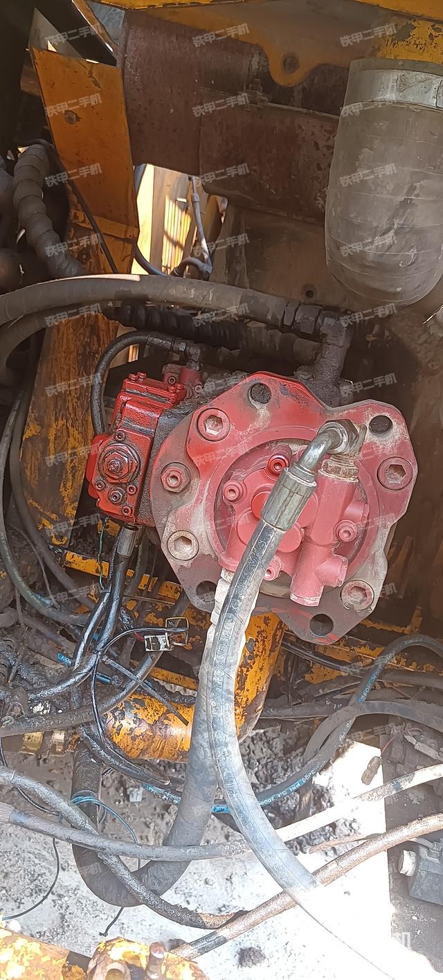 液压泵舱室正面整体（整机外观）