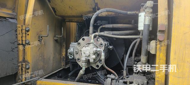 液压泵舱室正面整体（整机外观）