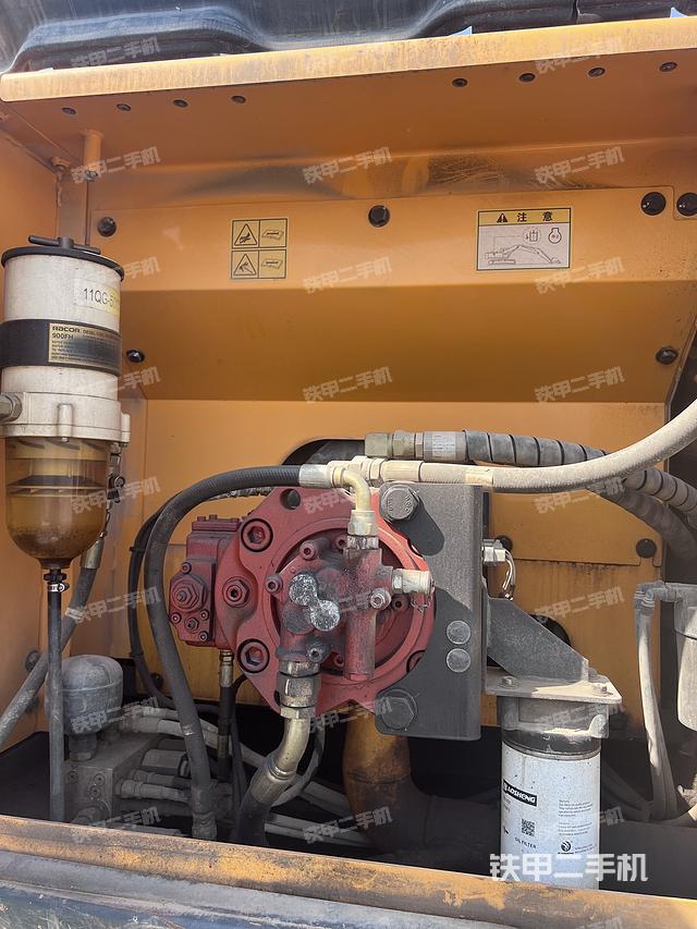 液压泵舱室正面整体（整机外观）