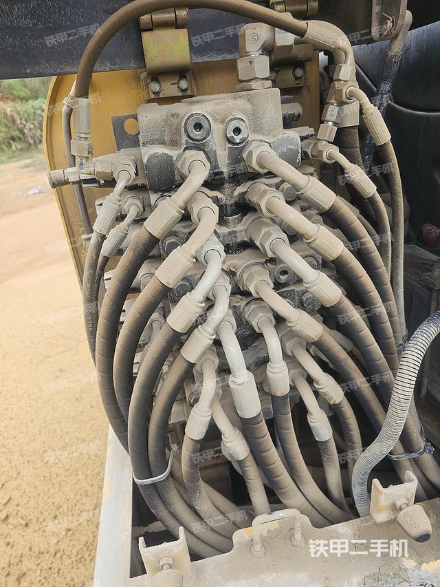 回转马达和主控阀（整机外观）