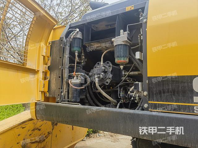 液压泵舱室正面整体（整机外观）