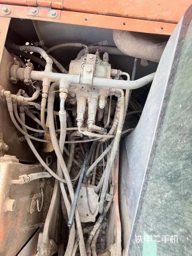 回转马达和主控阀（整机外观）