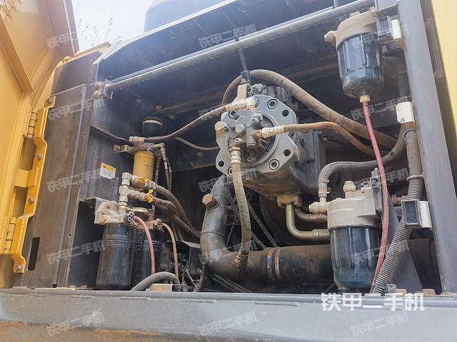 液压泵舱室正面整体（整机外观）