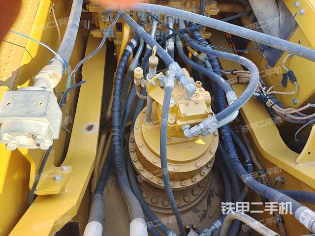 回转马达和主控阀（整机外观）