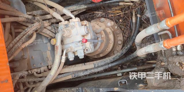 回转马达和主控阀（整机外观）