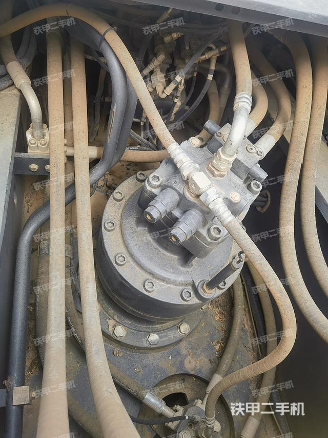 回转马达和主控阀（整机外观）