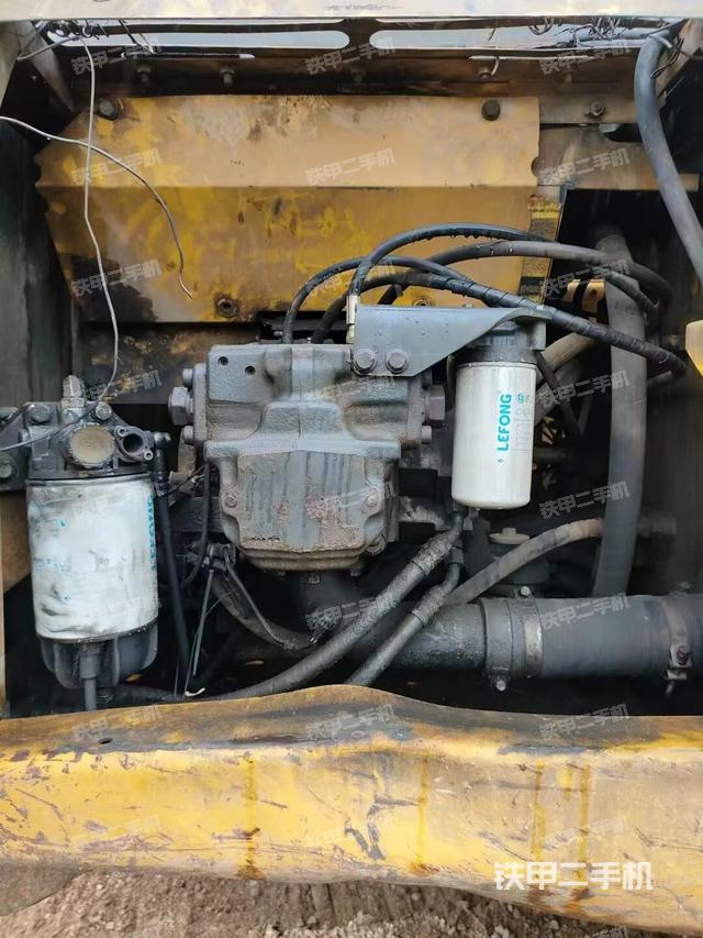 液压泵舱室正面整体（整机外观）