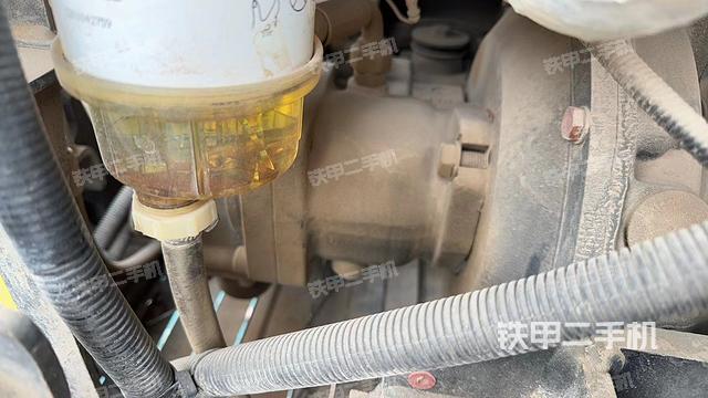 液压泵舱室正面整体（整机外观）