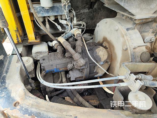 液压泵舱室正面整体（整机外观）