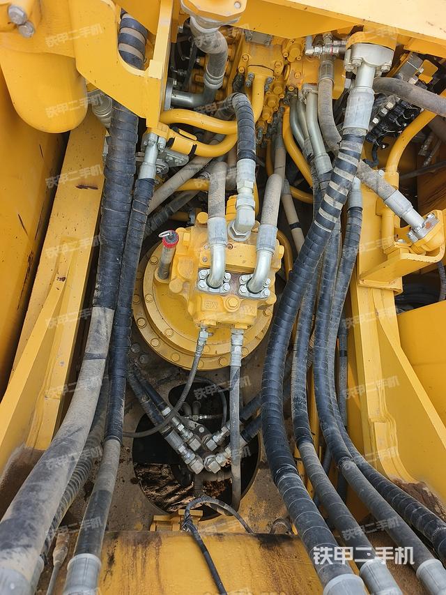 回转马达和主控阀（整机外观）