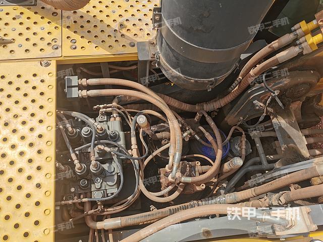 回转马达和主控阀（整机外观）