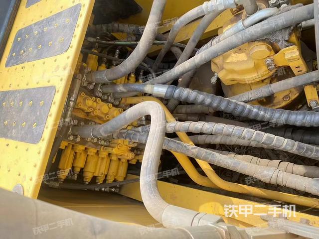 回转马达和主控阀（整机外观）