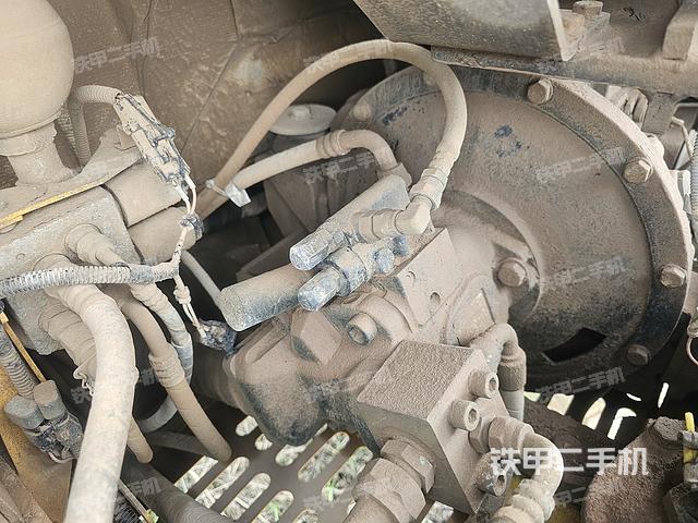 液压泵舱室正面整体（整机外观）