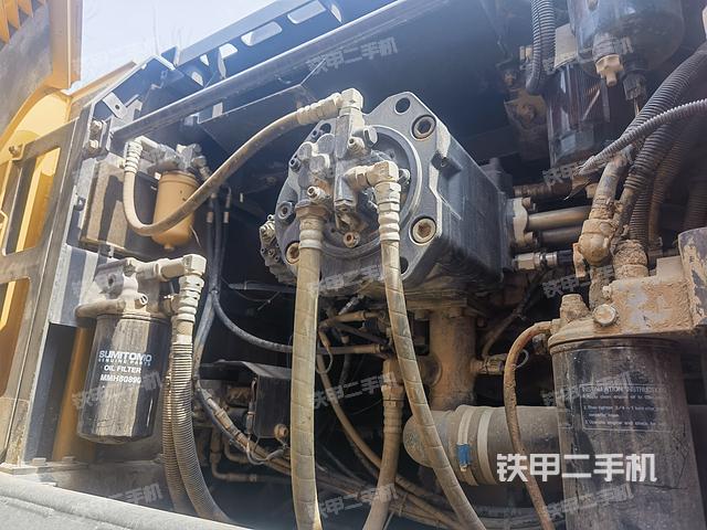 液压泵舱室正面整体（整机外观）