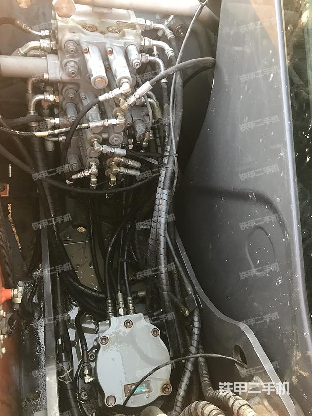 回转马达和主控阀（整机外观）