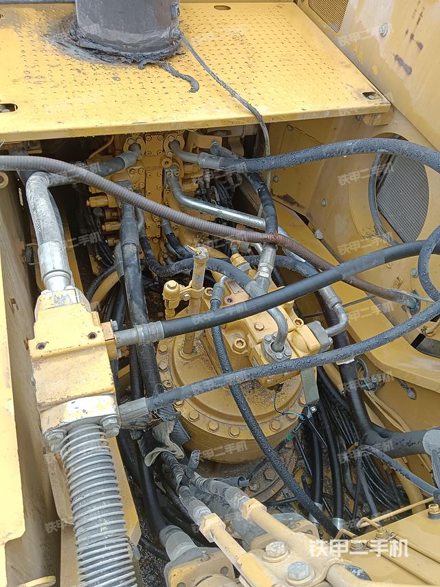 回转马达和主控阀（整机外观）