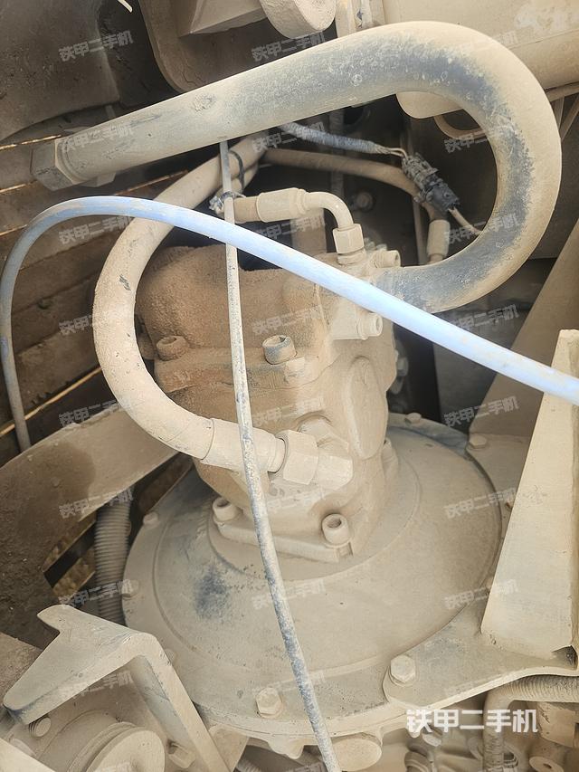 液压泵舱室正面整体（整机外观）