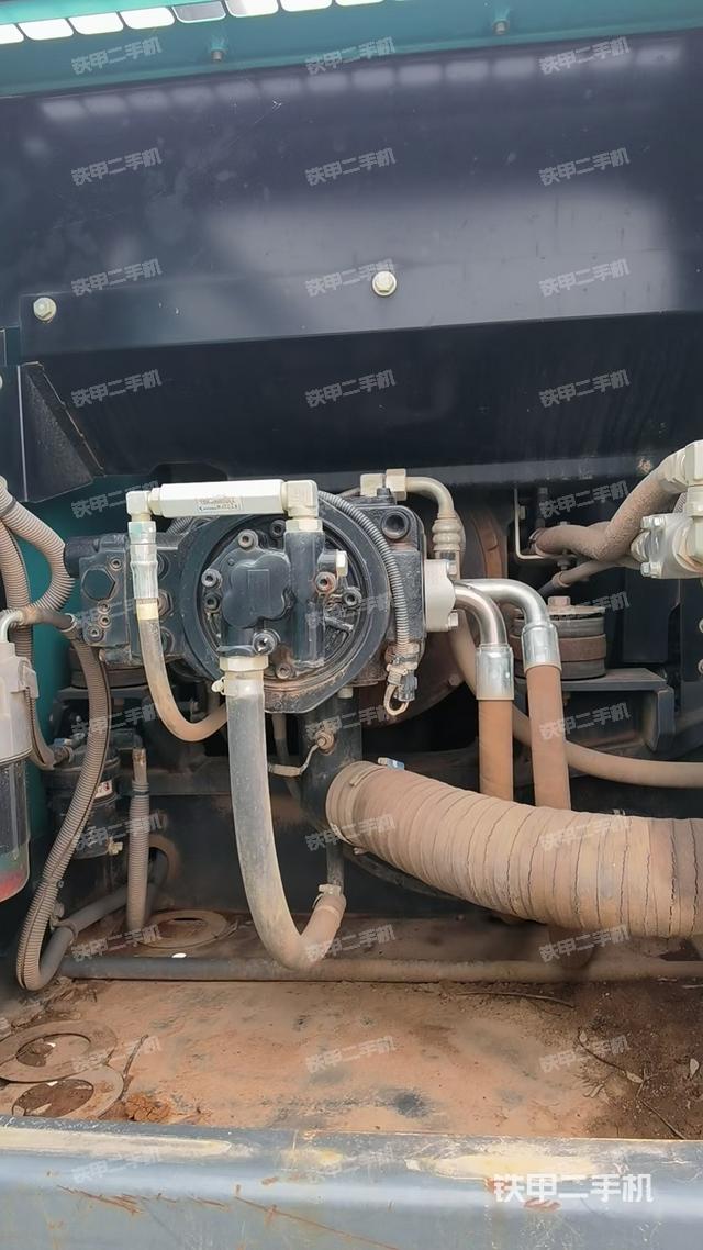 液压泵舱室正面整体（整机外观）