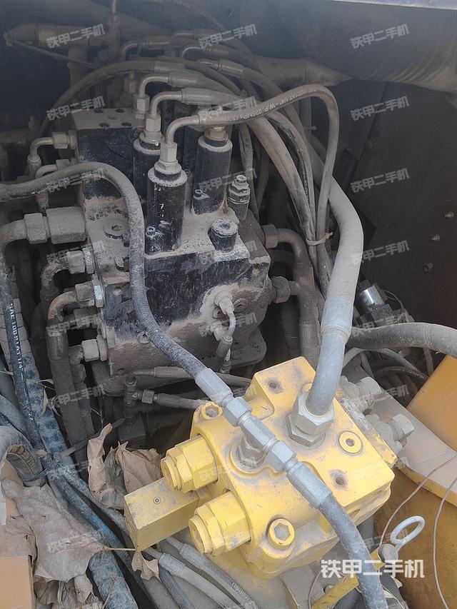 回转马达和主控阀（整机外观）