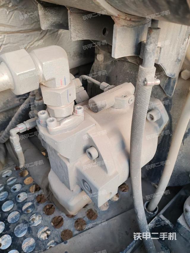 液压泵舱室正面整体（整机外观）