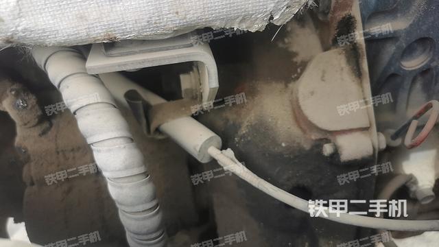 液压泵舱室正面整体（整机外观）