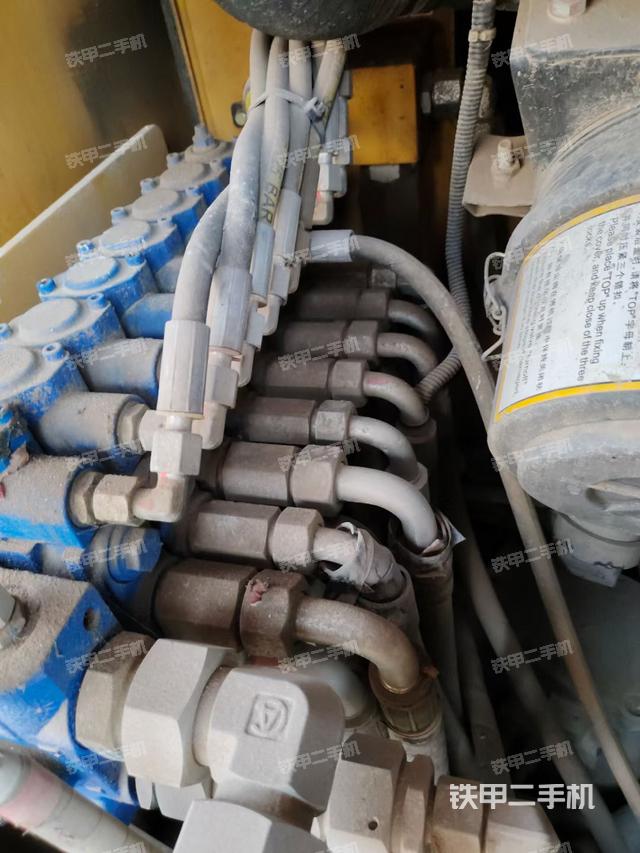 回转马达和主控阀（整机外观）