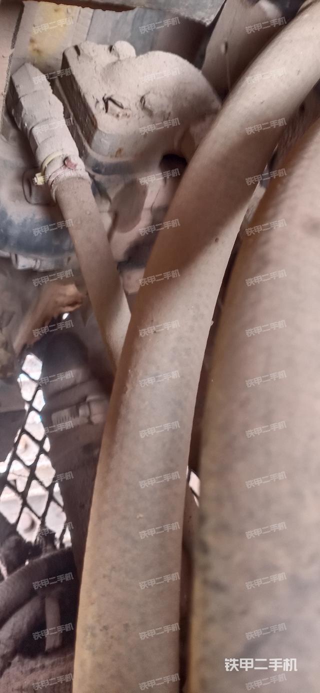 液压泵舱室正面整体（整机外观）