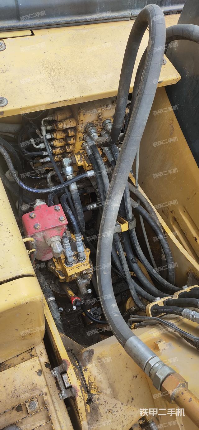 回转马达和主控阀（整机外观）