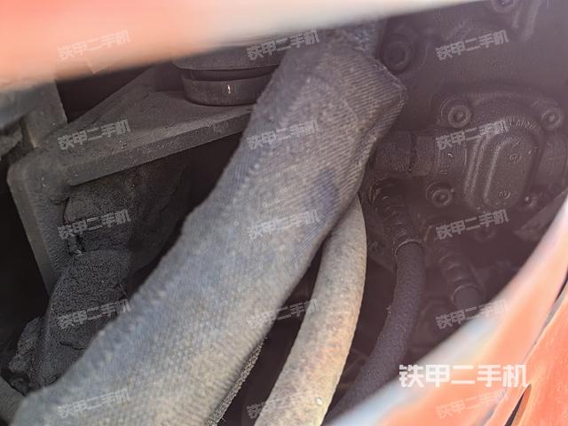 液压泵舱室正面整体（整机外观）