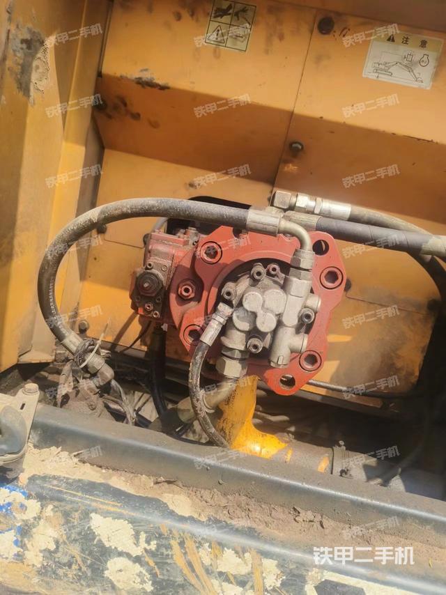 液压泵舱室正面整体（整机外观）