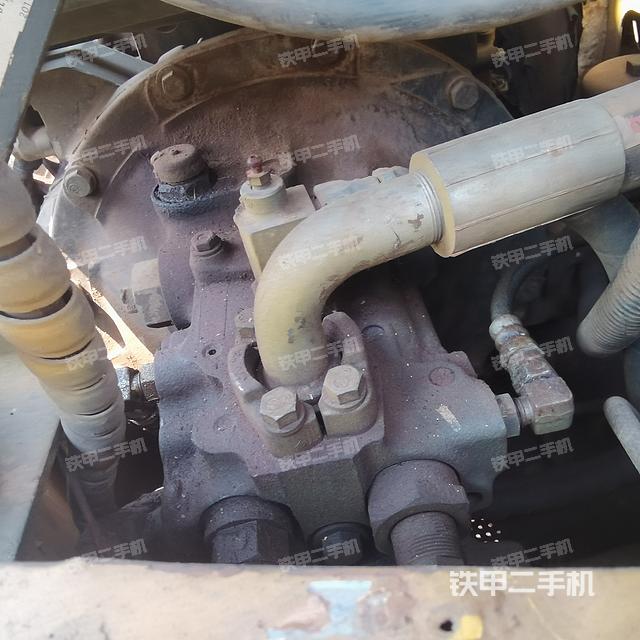 液压泵舱室正面整体（整机外观）