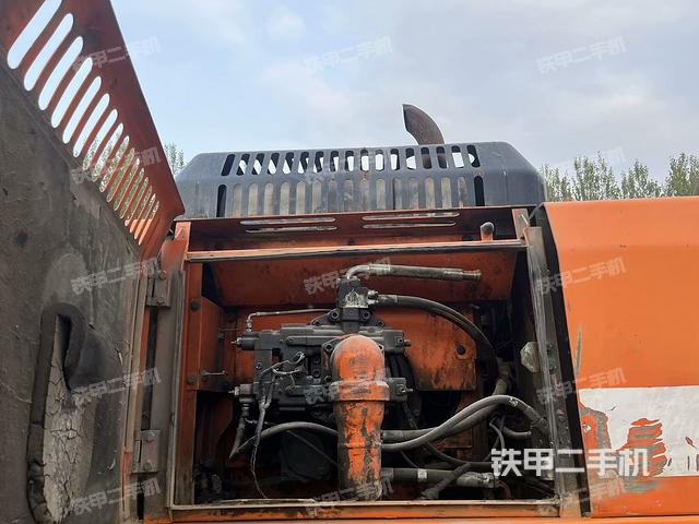 液压泵舱室正面整体（整机外观）