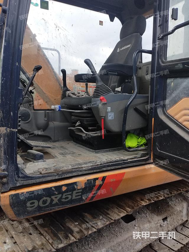 驾驶室整体（整机外观）